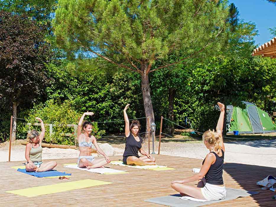 séance de yoga camping de la Nouzarède
